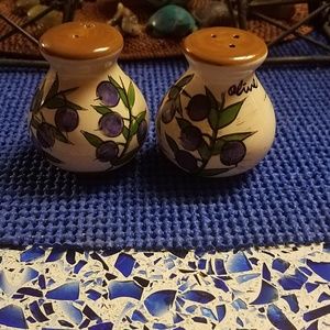 Olive design blue and white pr salt pepper shakers